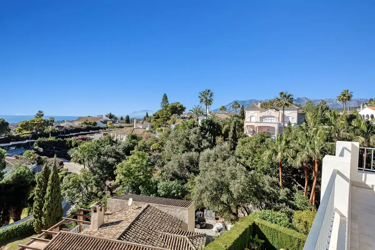 Vista exterior de Casa o xalet en venda en Marbella amb Aire condicionat, Calefacció i Jardí privat
