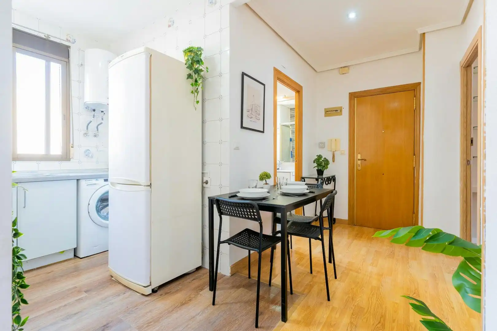 Küche von Wohnung zur untervermieten in Valencia mit Möbliert, Waschmaschine und Fernseher
