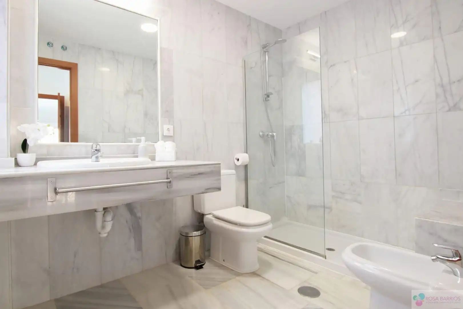 Bathroom of Houses for sale in Benahavís  with Terrace, Swimming Pool and Furnished