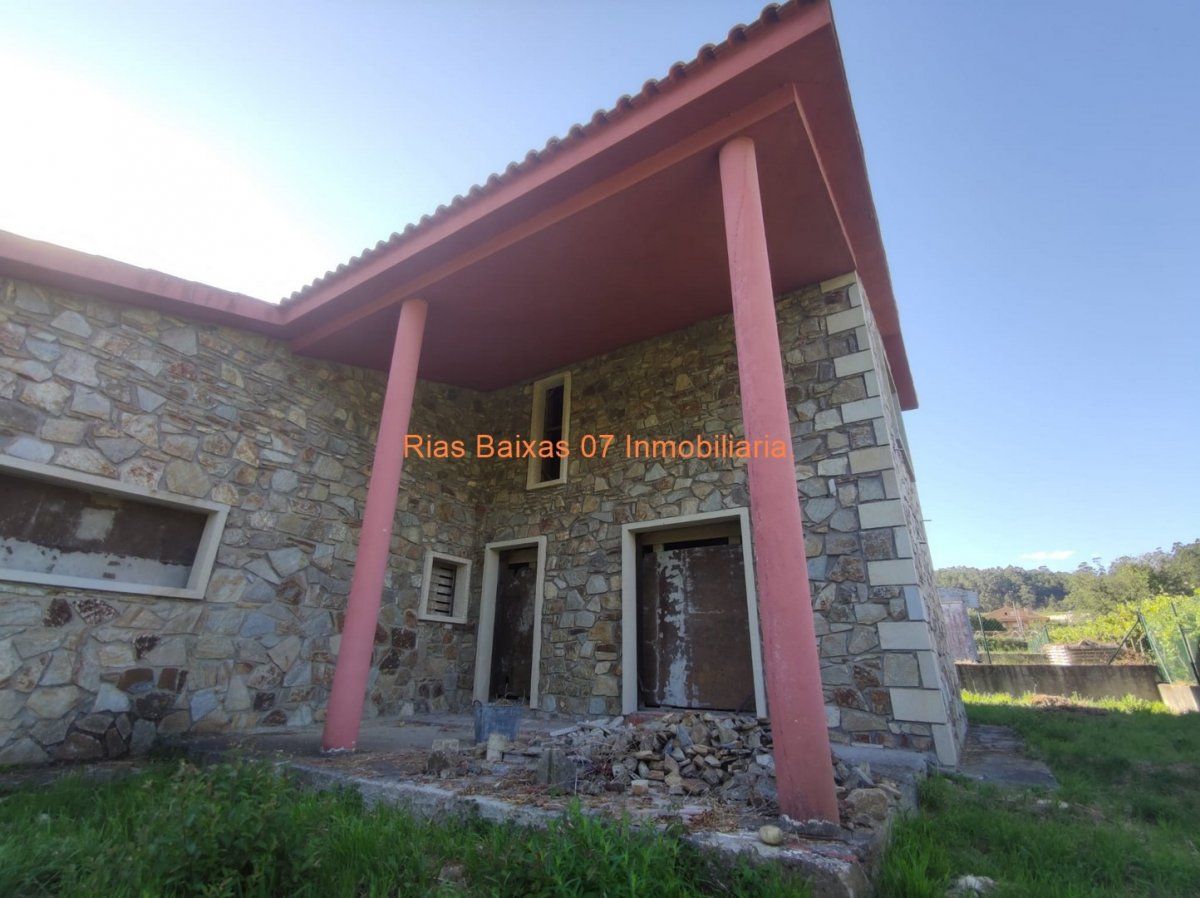 Vista exterior de Casa o xalet en venda en O Rosal   amb Jardí privat, Terrassa i Traster