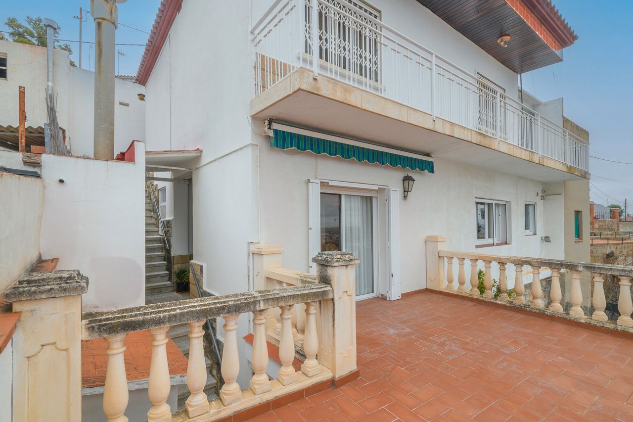 Vista exterior de Casa o xalet en venda en Viladecans amb Aire condicionat, Jardí privat i Terrassa