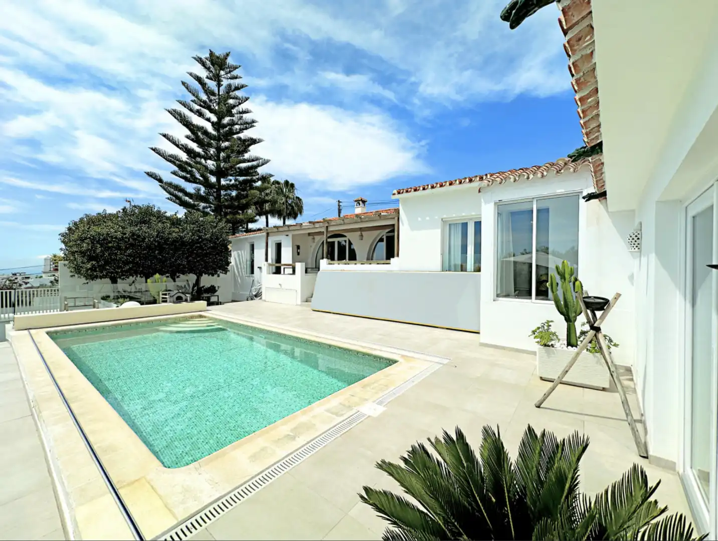 Vista exterior de Casa o xalet en venda en Estepona amb Aire condicionat, Jardí privat i Terrassa