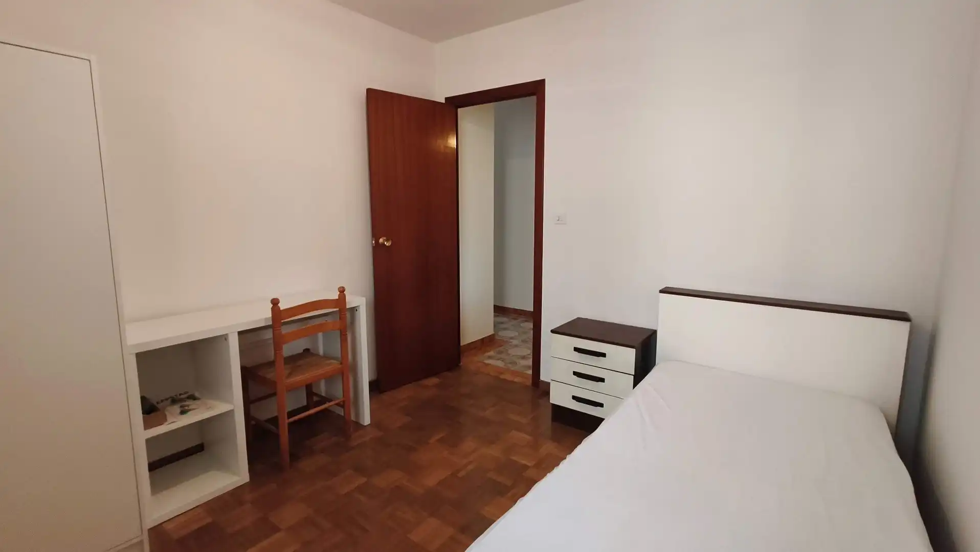 Dormitori de Pis de lloguer en A Coruña Capital  amb Parquet i Moblat