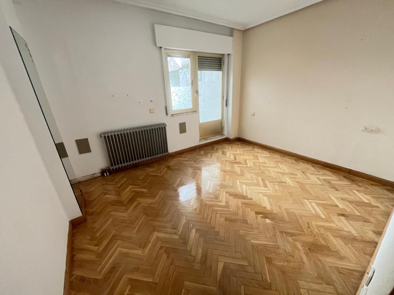 Habitación de Apartamento en venta en Salamanca Capital con Calefacción, Parquet y Balcón