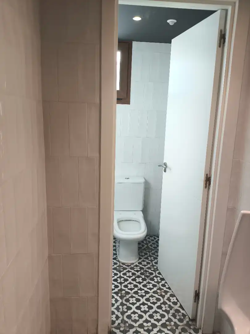 Badezimmer von Geschaftsraum zum Verkauf in Ames