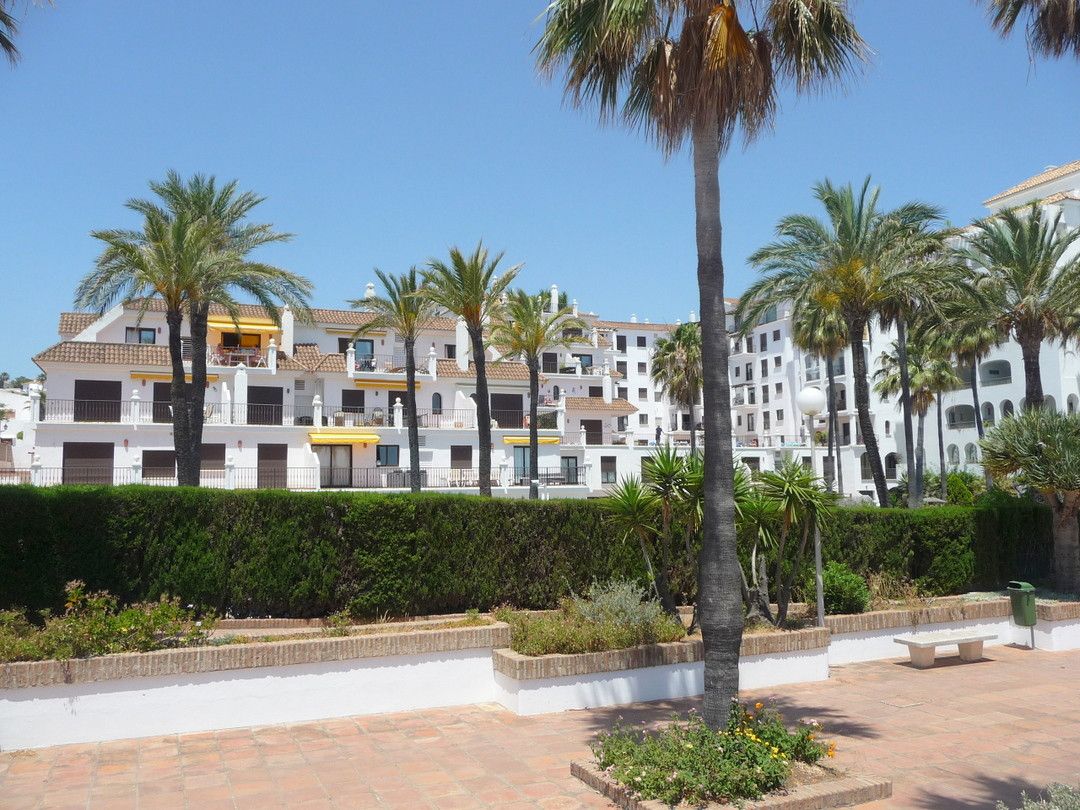 Vista exterior de Dúplex en venda en Manilva amb Terrassa, Piscina i Piscina comunitària