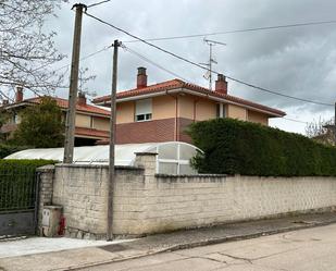 Außenansicht von Haus oder Chalet zum verkauf in Villagonzalo Pedernales mit Terrasse und Schwimmbad