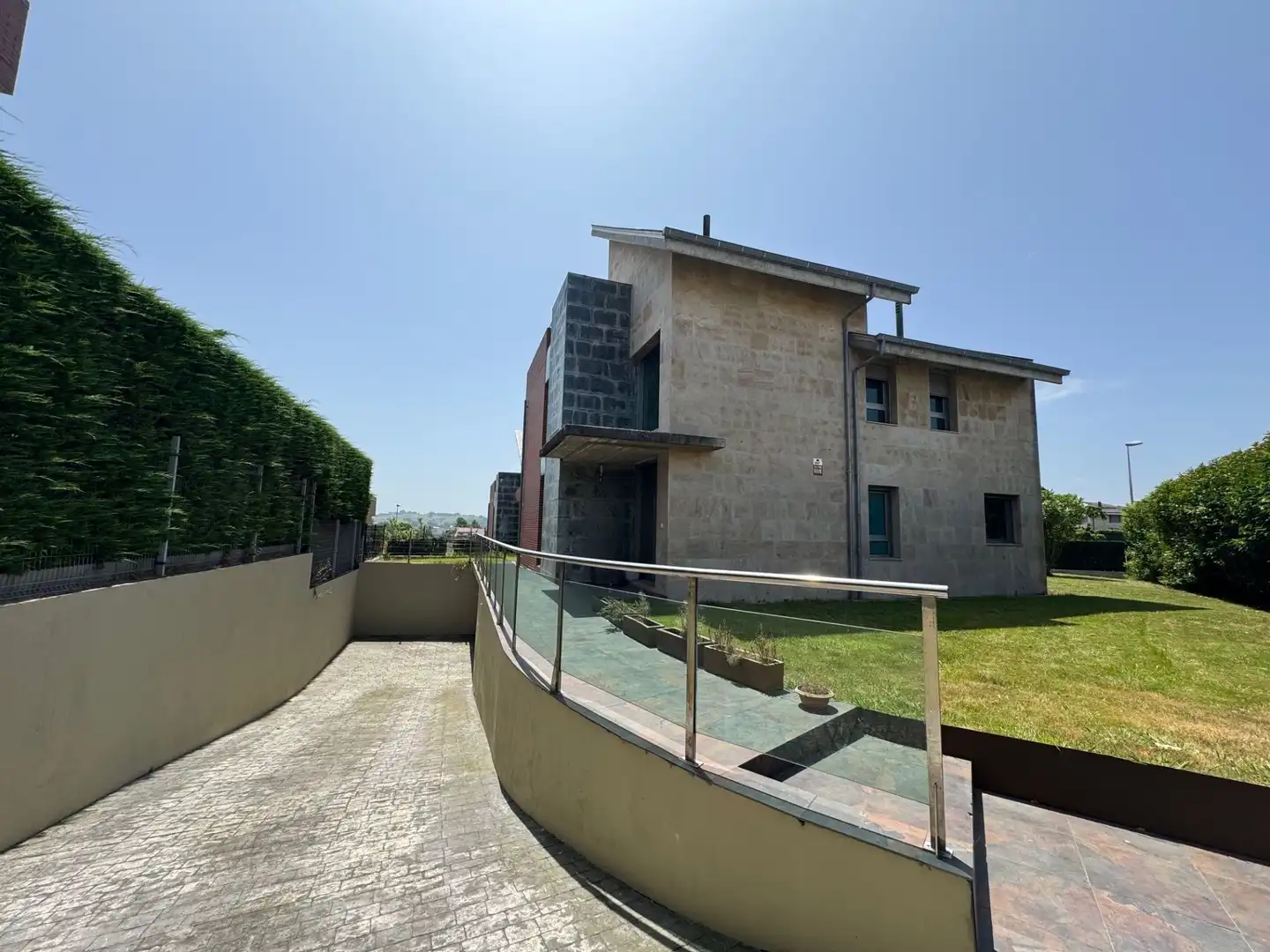 Vista exterior de Casa o xalet en venda en Santa Cruz de Bezana amb Calefacció, Jardí privat i Terrassa
