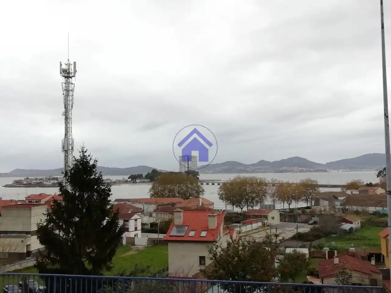Vista exterior de Casa o xalet en venda en Vigo  amb Calefacció, Jardí privat i Traster