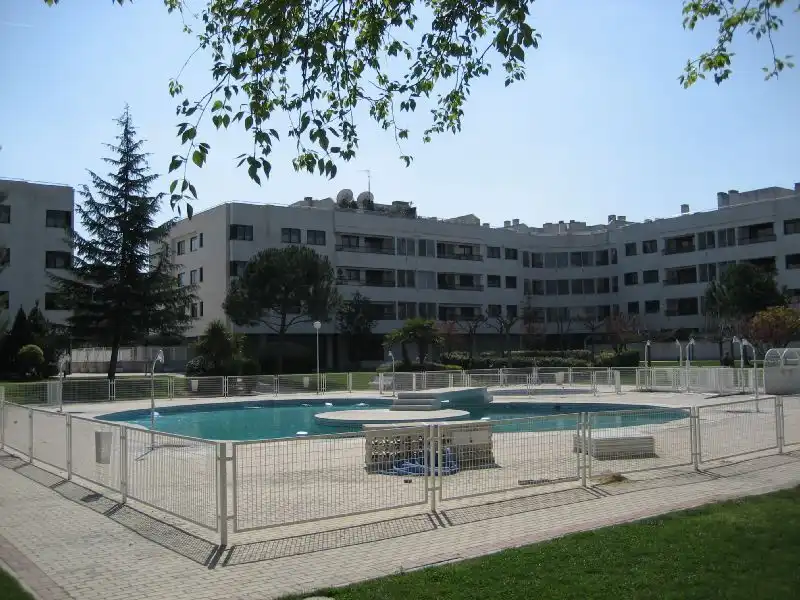 Swimming pool of Flat for rent in Pozuelo de Alarcón  with Air Conditioner, Heating and Private garden
