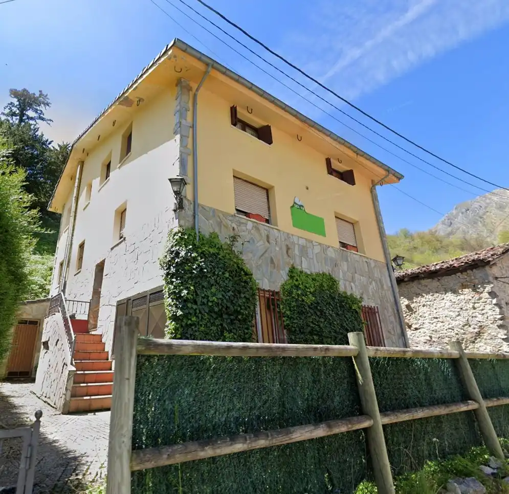 Vista exterior de Edificio en venta en Lena