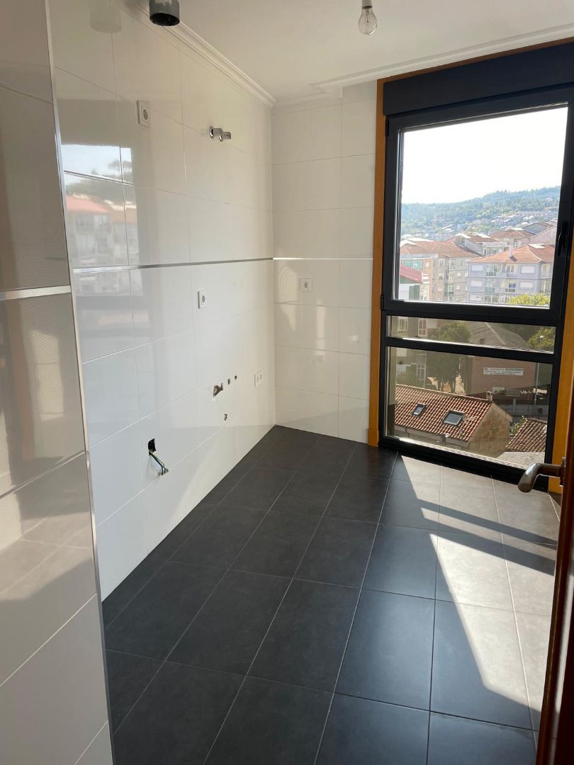 Baño de Apartamento en venta en Ourense Capital  con Calefacción y Parquet