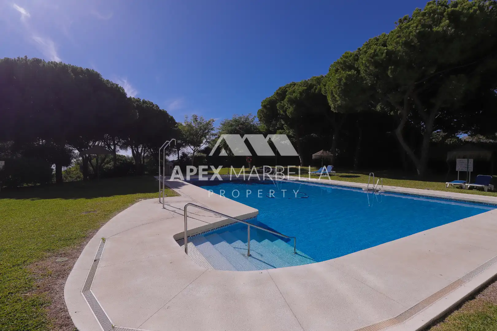 Schwimmbecken von Wohnung zum Verkauf in Marbella mit Klimaanlage, Terrasse und Möbliert
