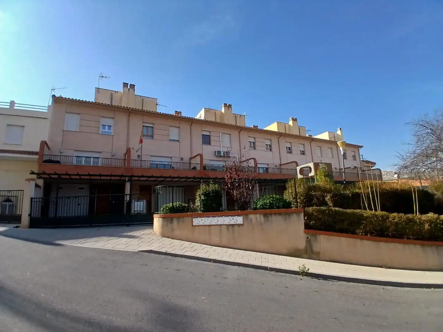 Vista exterior de Casa adosada en venta en Baza con Terraza