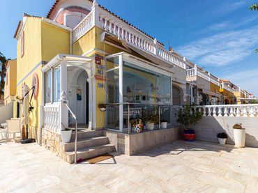 Casa pareada con piscina en venta en Orihuela Costa
