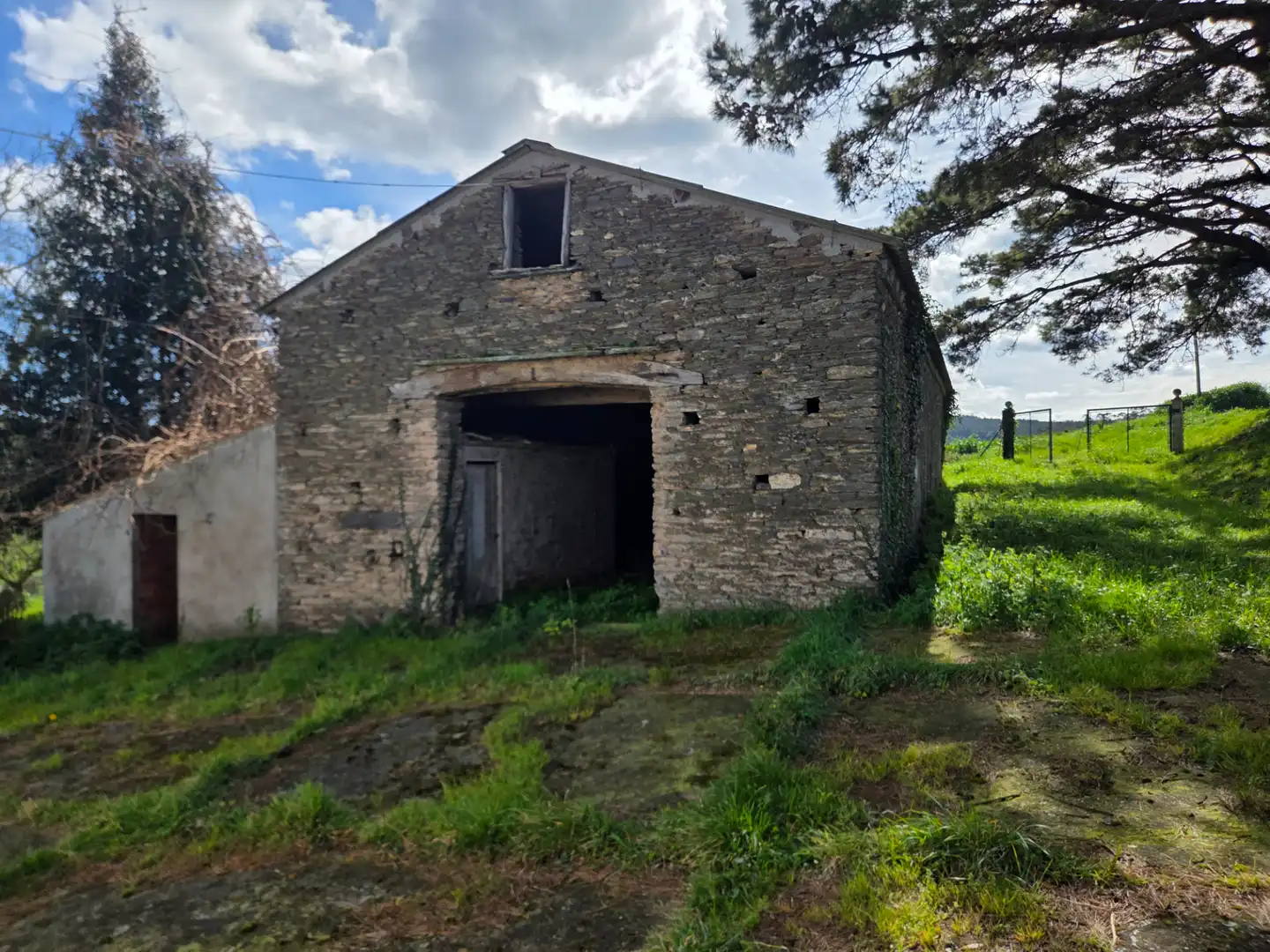 Vista exterior de Casa o xalet en venda en Barreiros amb Jardí privat, Traster i Moblat