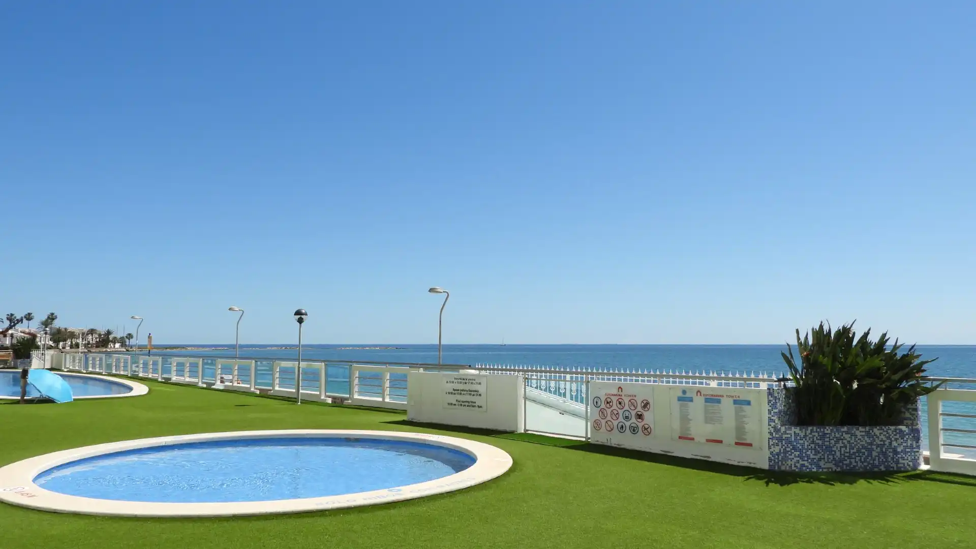 Piscina de Apartament en venda en La Manga del Mar Menor amb Aire condicionat, Calefacció i Terrassa