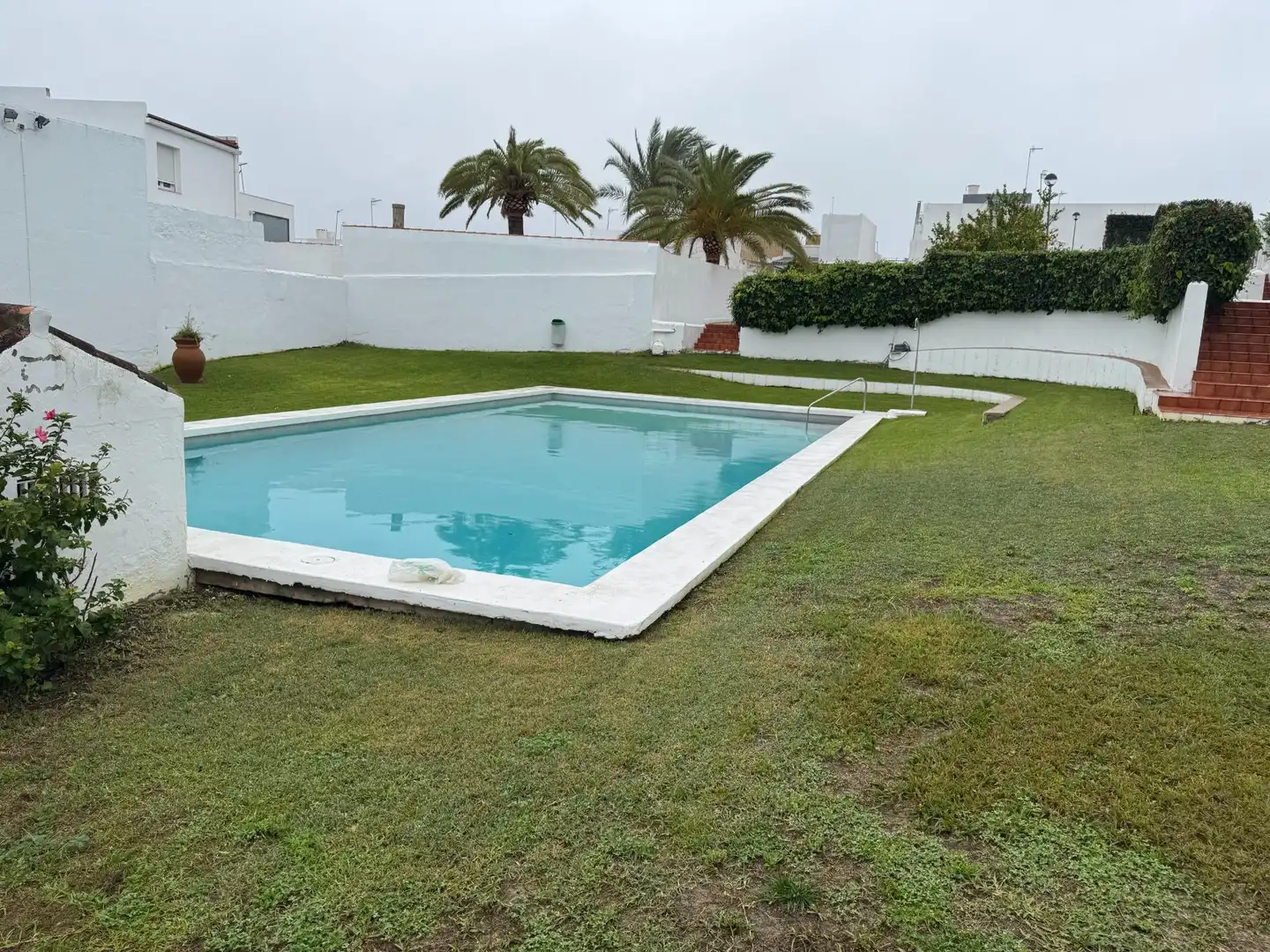 Piscina de Casa adosada en venda en Morón de la Frontera amb Aire condicionat, Jardí privat i Moblat