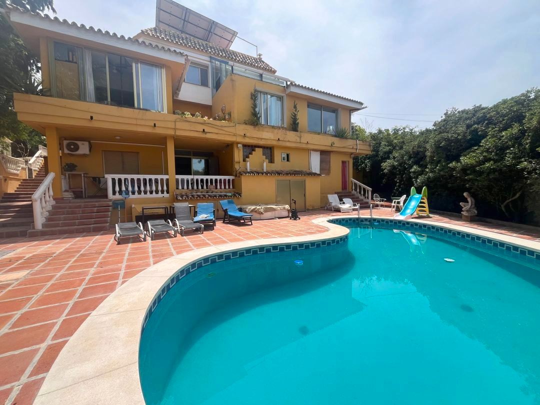 Piscina de Casa o xalet en venda en Marbella amb Aire condicionat, Calefacció i Jardí privat
