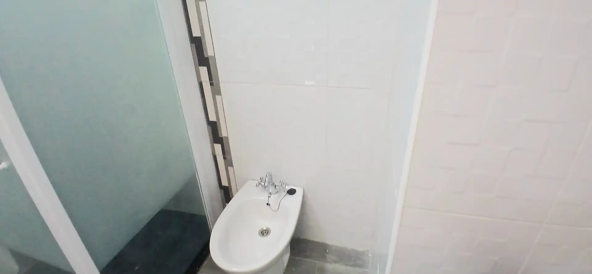 Bany de Pis de lloguer en Almería amb Aire condicionat, Terrassa i Moblat