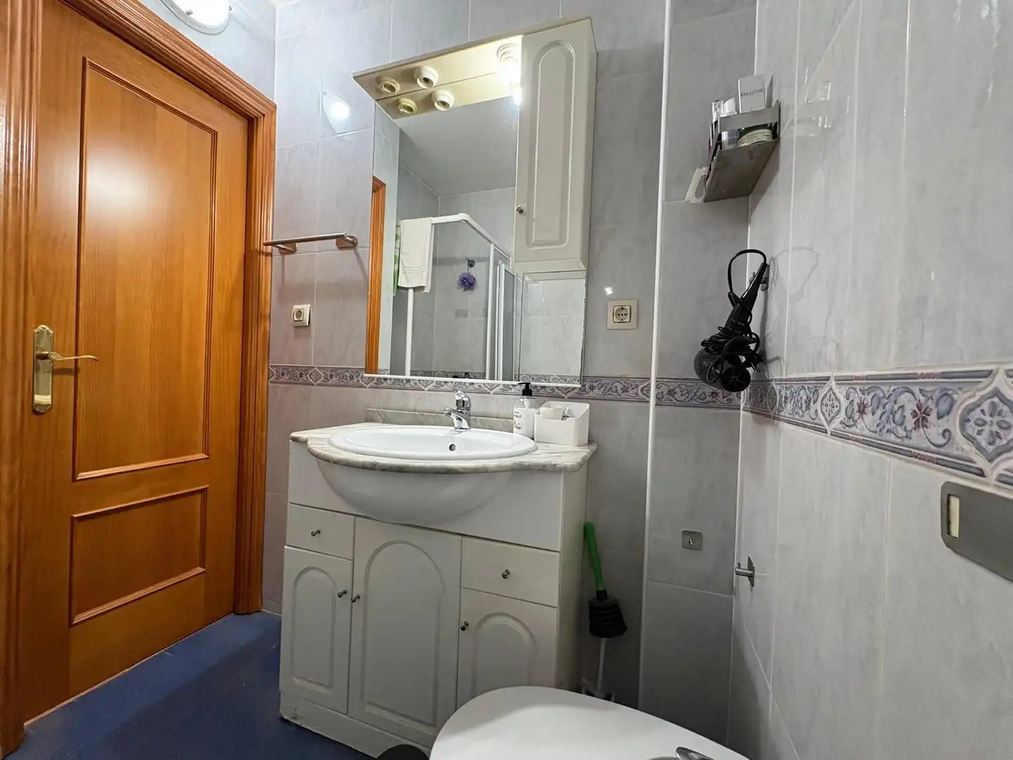 Bathroom of Flat for sale in Sevilla  with Air Conditioner, Terrace and Storage room