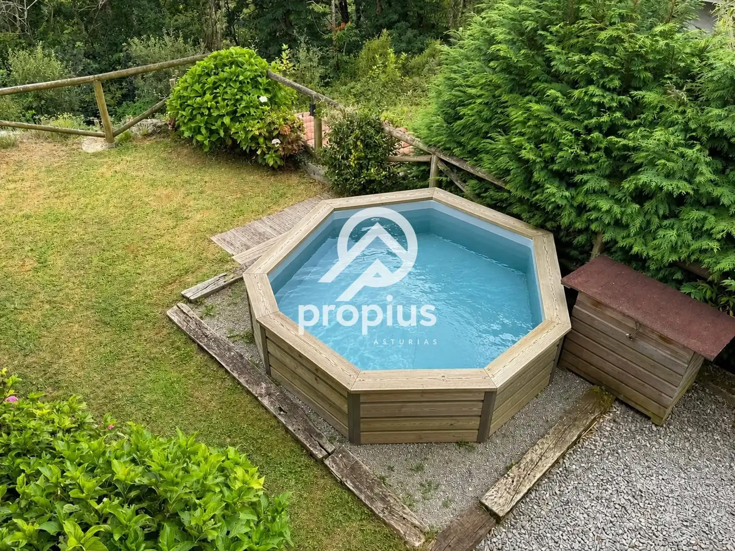 Piscina de Casa adosada en venda en Cangas de Onís amb Calefacció, Jardí privat i Terrassa