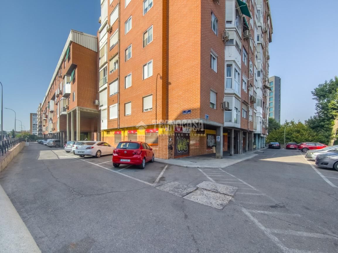 Vista exterior de Local en venda en  Madrid Capital