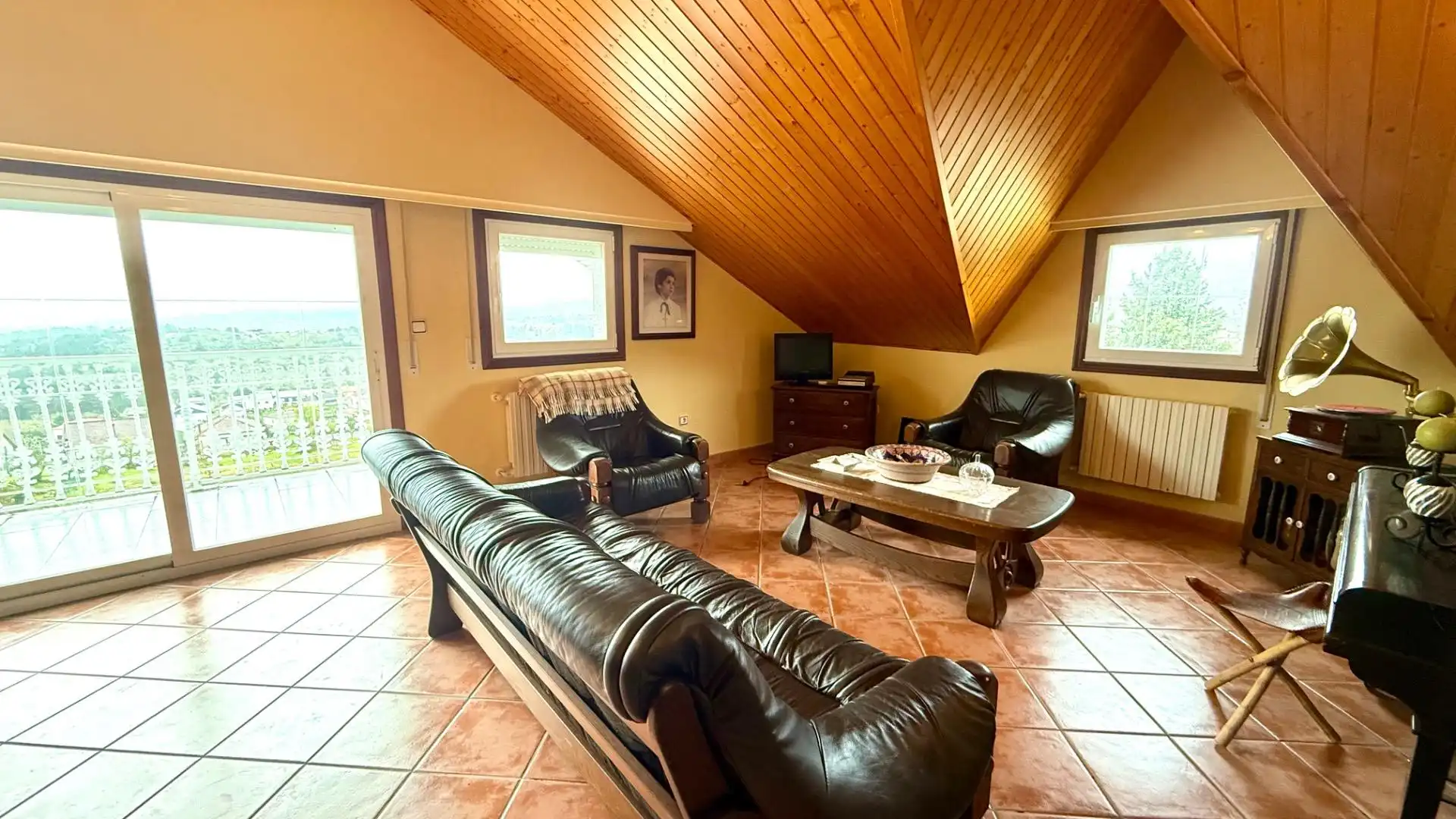 Living room of Country homes for sale in Toén  with Private garden, Storage room and Swimming Pool