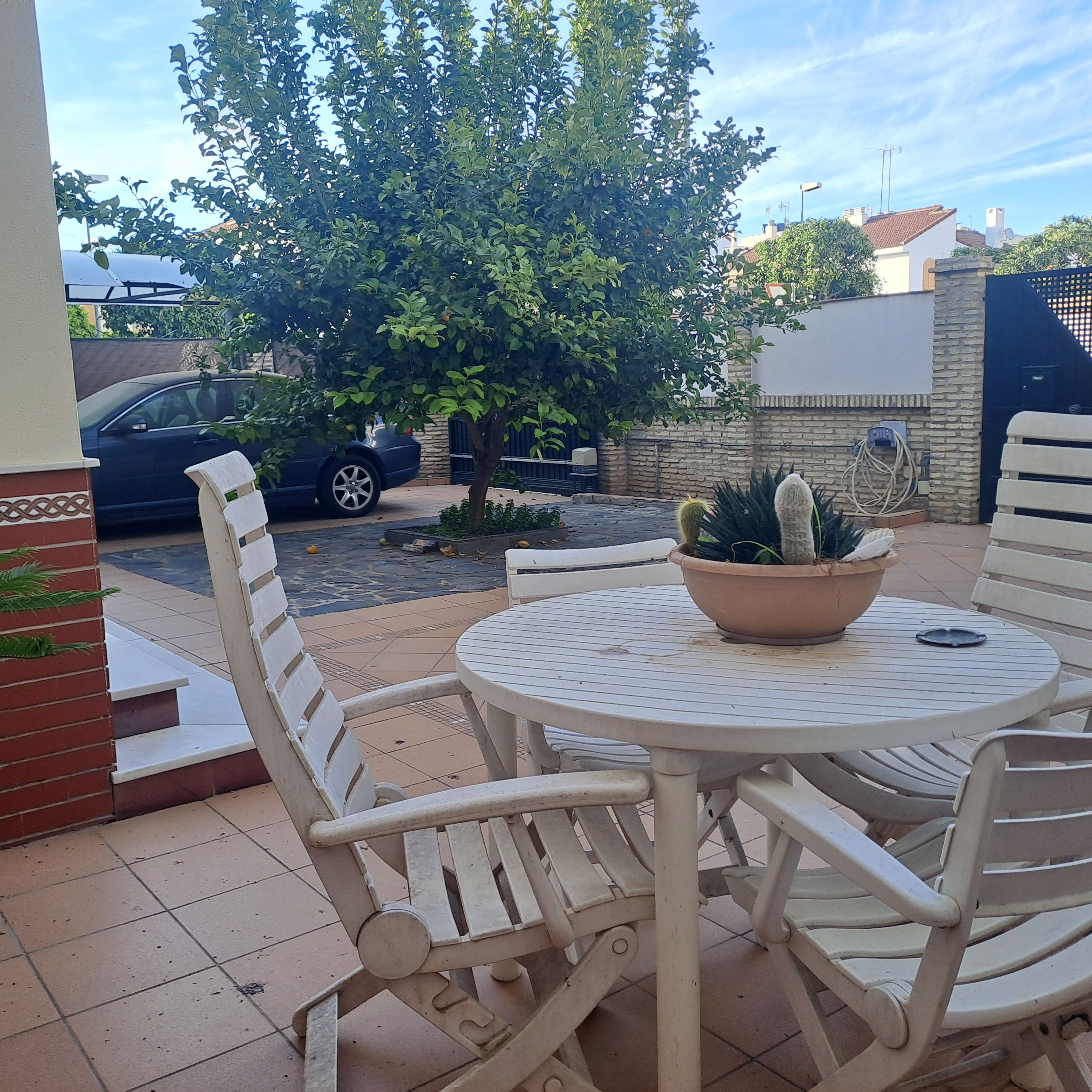 Terrassa de Casa adosada en venda en Dos Hermanas amb Aire condicionat, Traster i Piscina comunitària