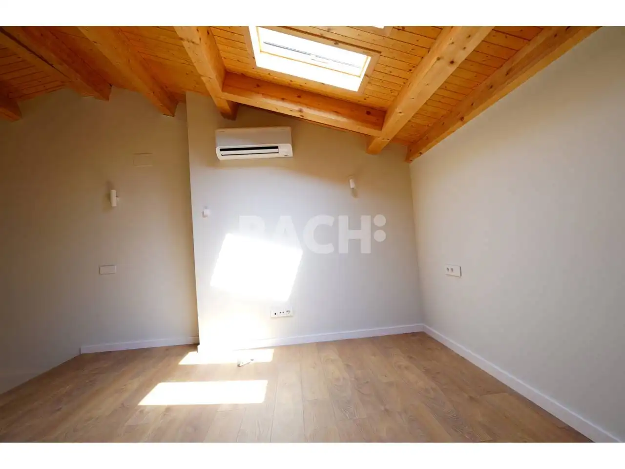 Bedroom of Duplexes for sale in Vic  with Air Conditioner, Heating and Parquet flooring
