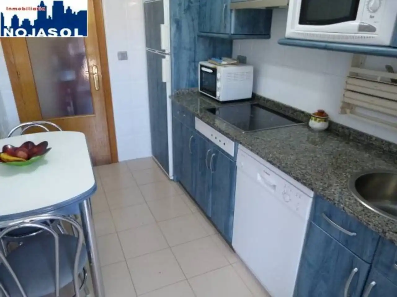 Cuina de Apartament de lloguer en Arnuero amb Calefacció, Jardí privat i Terrassa