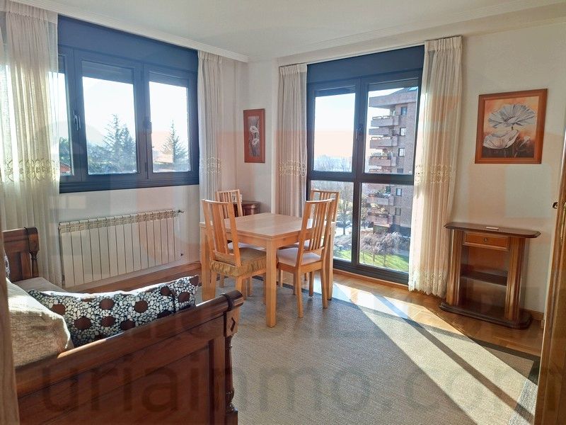 Schlafzimmer von Wohnungen zur Miete in Oviedo  mit Abstellraum, Möbliert und Ofen