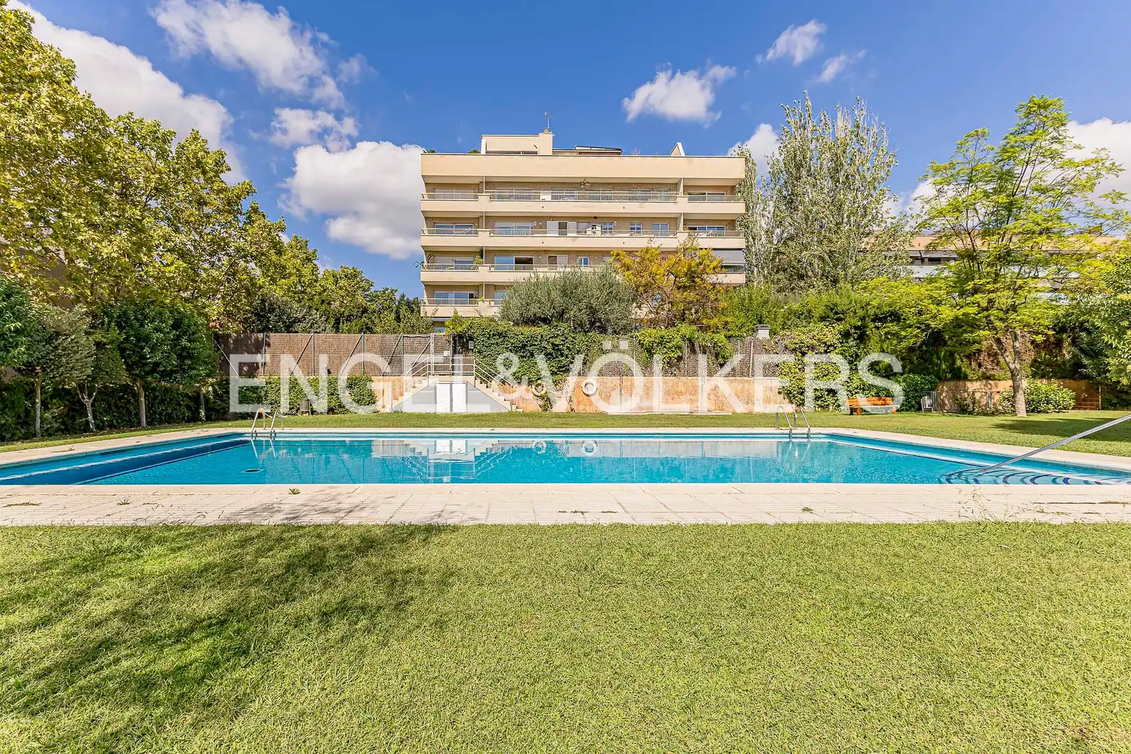 Flat with terrace to rent in El Centre