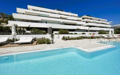 Vista exterior de Àtic en venda en Estepona amb Aire condicionat, Terrassa i Piscina