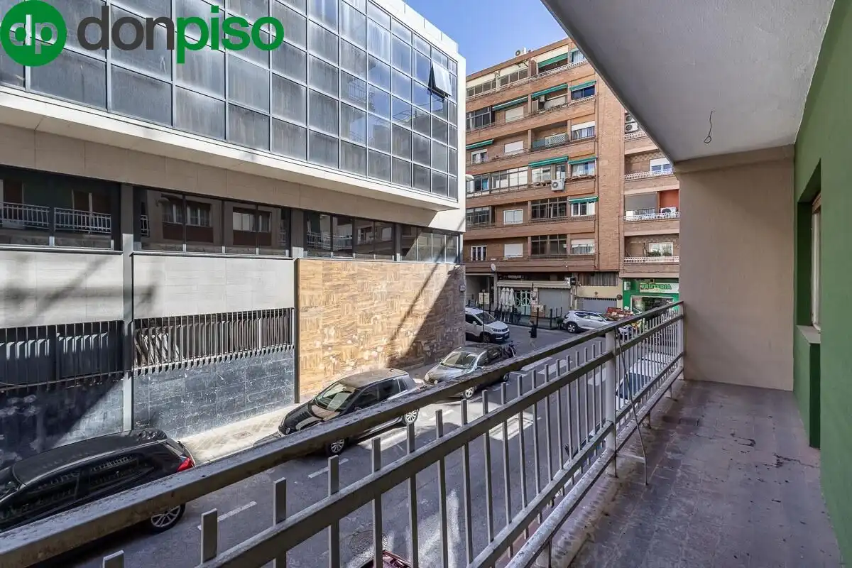 Außenansicht von Wohnung zum Verkauf in Granada