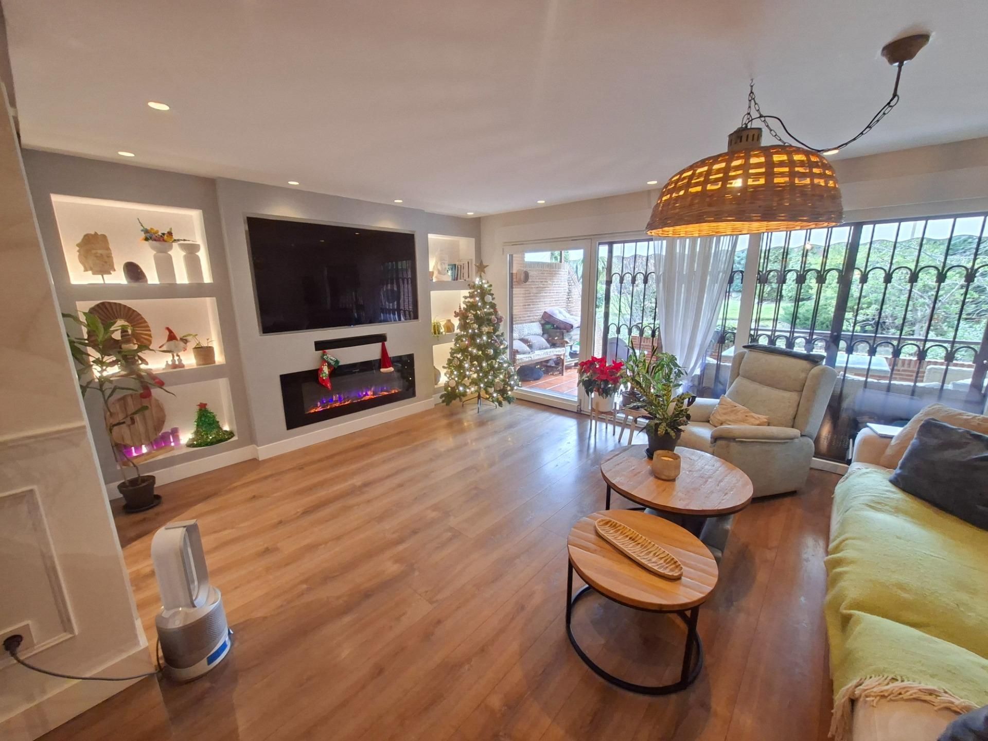 Sala d'estar de Casa adosada de lloguer en Majadahonda amb Aire condicionat, Calefacció i Jardí privat