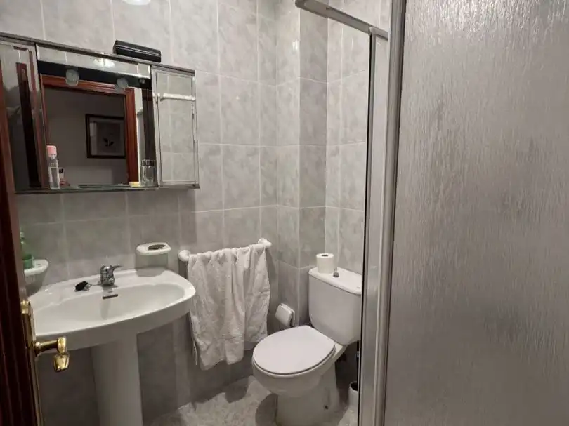 Bathroom of Flat for sale in Samos, Lugo