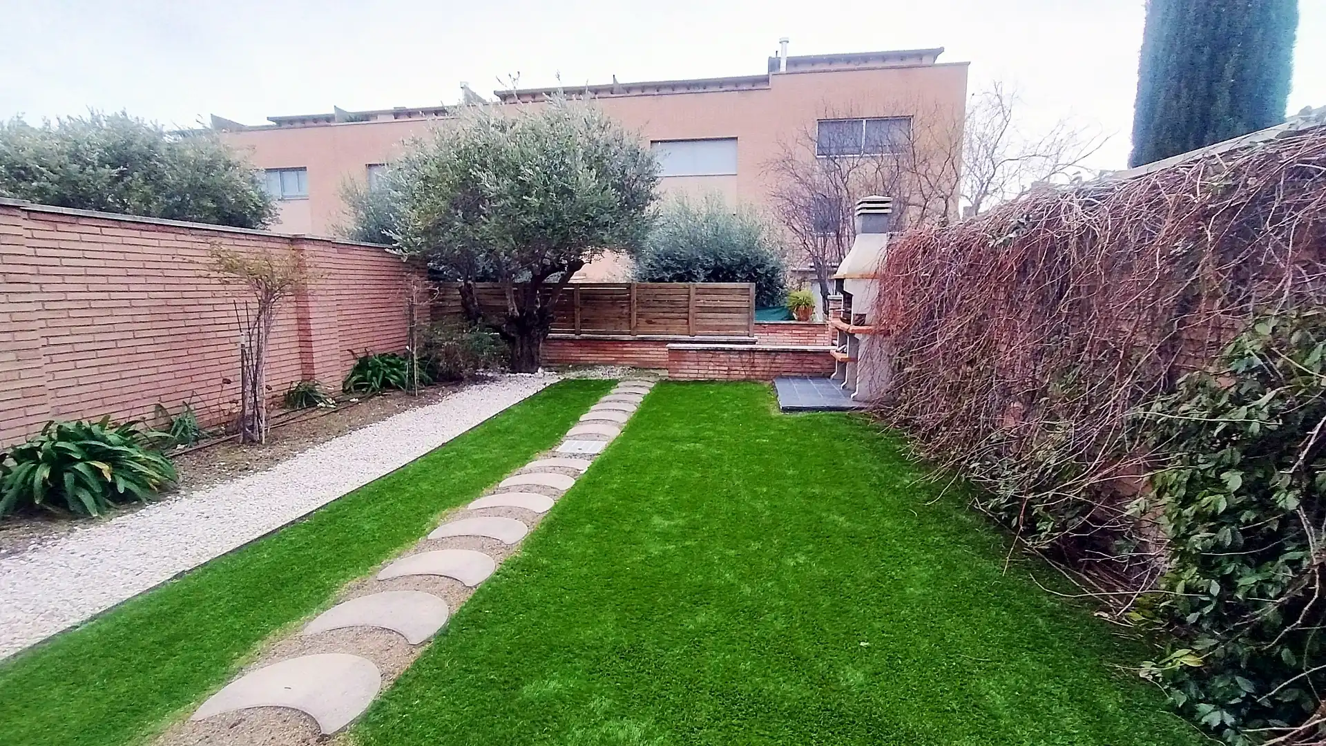 Jardí de Casa adosada en venda en Castellar del Vallès amb Aire condicionat, Calefacció i Jardí privat