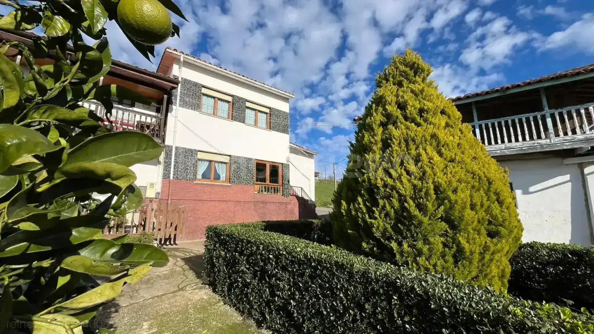 Vista exterior de Casa o xalet en venda en Siero amb Calefacció, Jardí privat i Terrassa