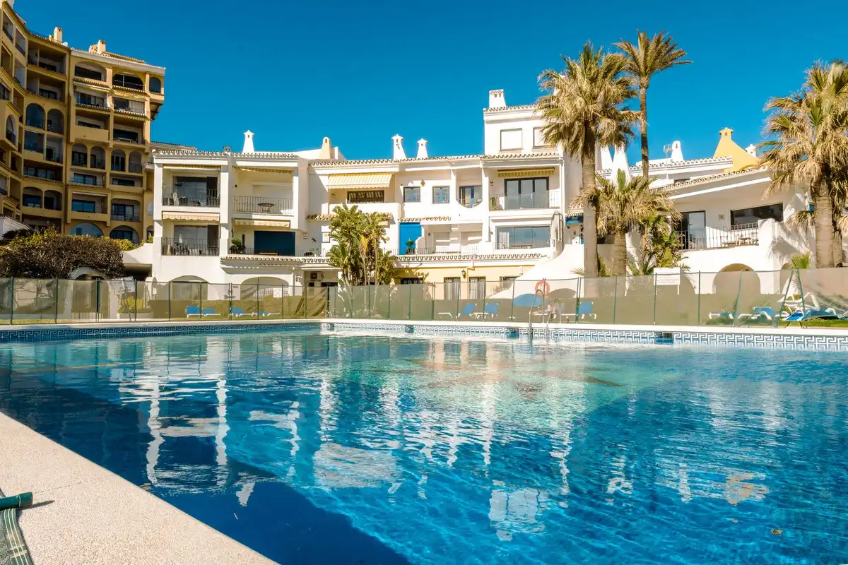 Piscina de Casa adosada de lloguer en Marbella amb Piscina comunitària