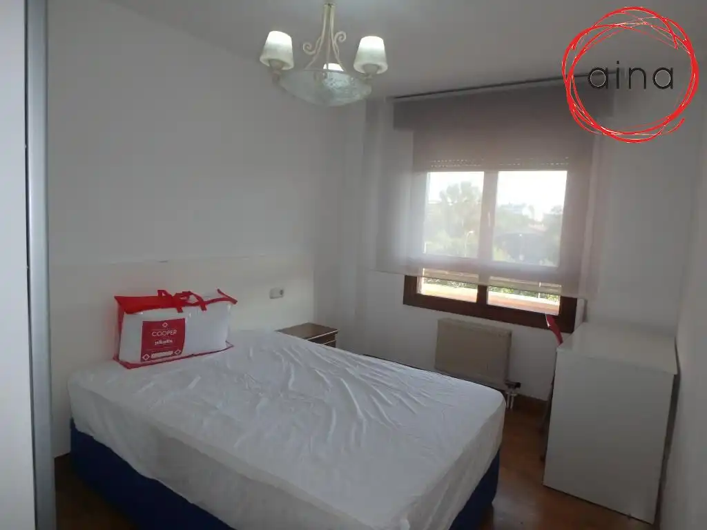 Habitación de Piso de alquiler en  Pamplona / Iruña con Calefacción, Terraza y Balcón