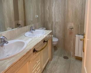 Bathroom of Flat to rent in  Madrid Capital  with Air Conditioner, Heating and Parquet flooring