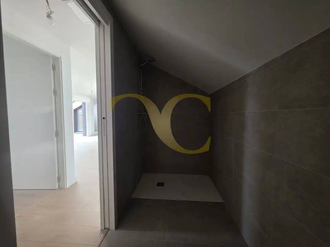 Badezimmer von Dachboden zum Verkauf in Llanes mit Heizung, Privatgarten und Terrasse