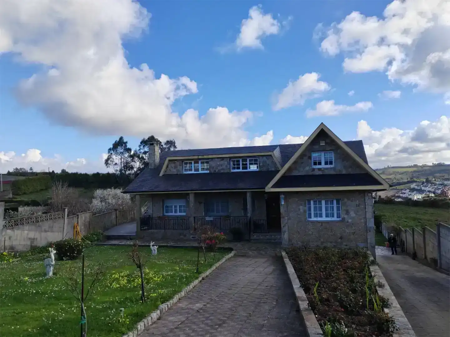 Vista exterior de Casa o xalet en venda en A Coruña Capital  amb Piscina