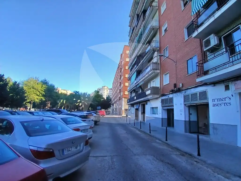 Vista exterior de Local de lloguer en Badajoz amb Aire condicionat