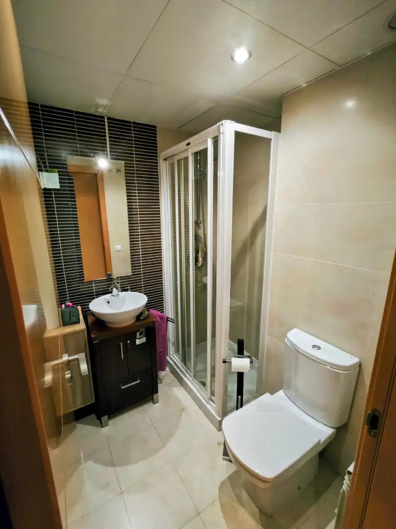 Baño de Piso en venta en Madrid con Aire acondicionado, Calefacción y Jardín privado