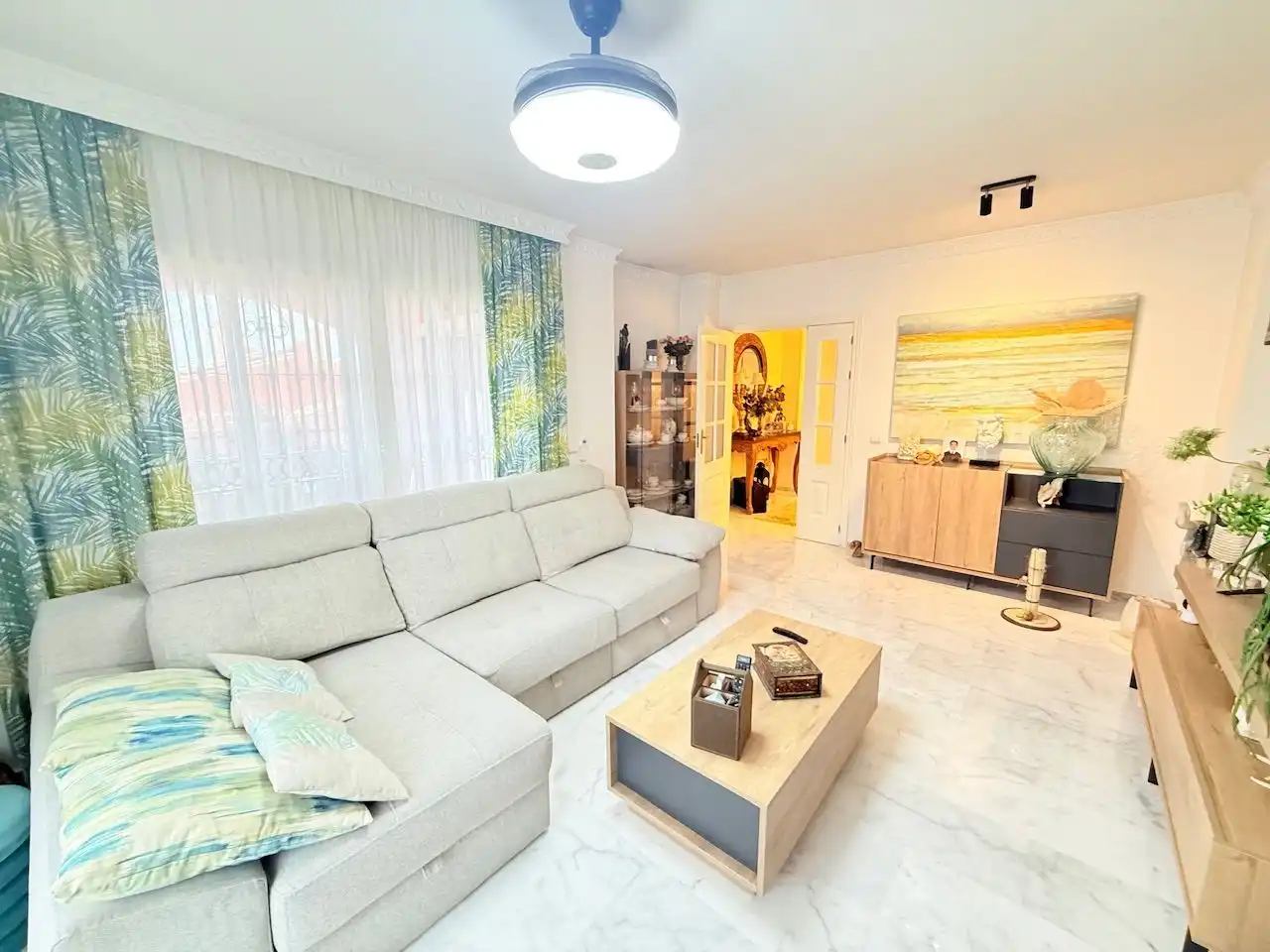 Sala d'estar de Casa o xalet en venda en Vélez-Málaga amb Aire condicionat, Calefacció i Jardí privat