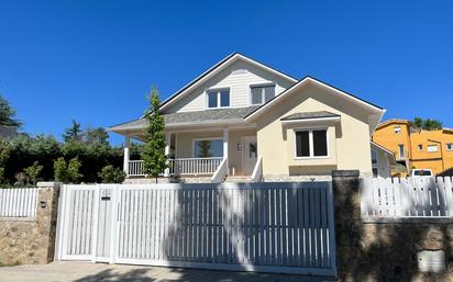 Vista exterior de Casa o xalet en venda en Guadarrama amb Aire condicionat, Calefacció i Jardí privat