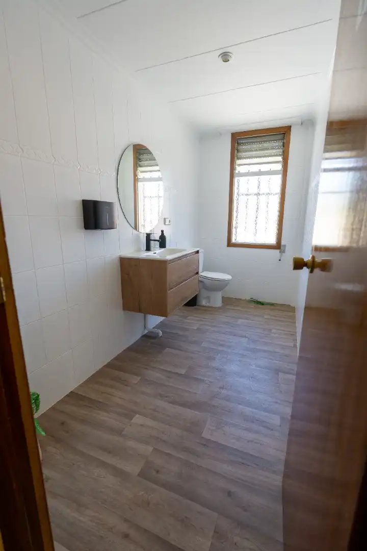 Badezimmer von Fabrikhallen zur Miete in Ibi mit Alarm