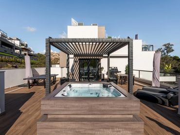 Ático con balcón en venta en Nueva Andalucía